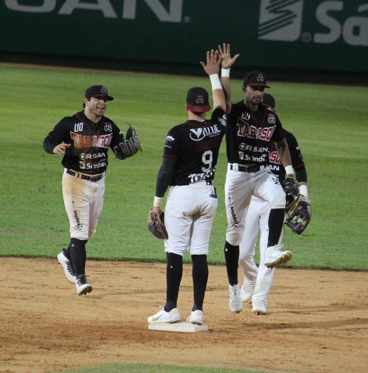 Olmecas siguen en la pelea por segundo lugar sureño