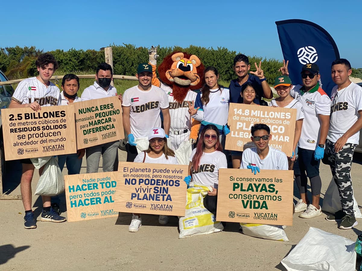 Manada de campeones realiza limpieza de playas