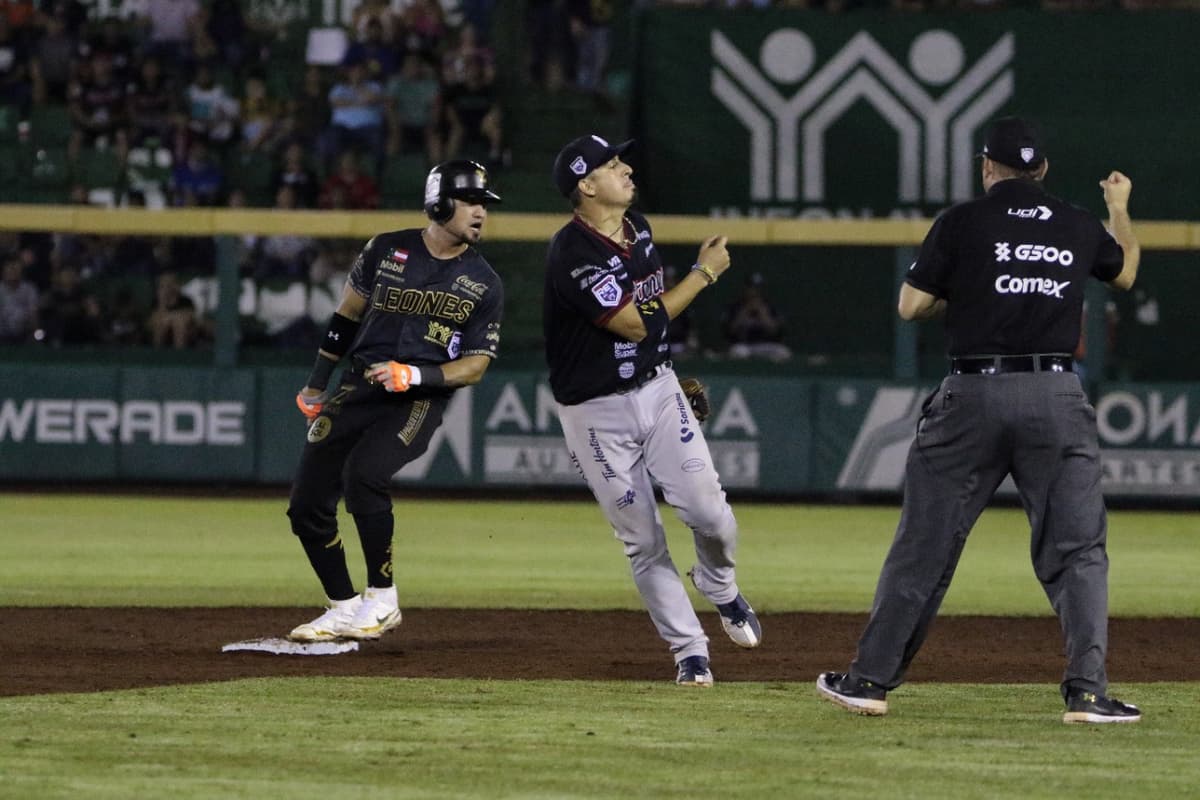 De cuatro, tres. Es la cuarta ocasión que Sultanes y Leones se van empatados al Juego 5 de la Serie del Rey
