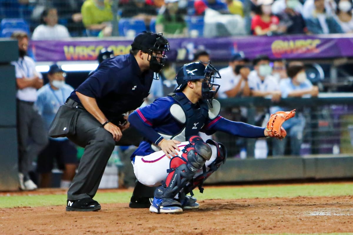 Umpires mexicanos usan el beisbol como “idioma global”
