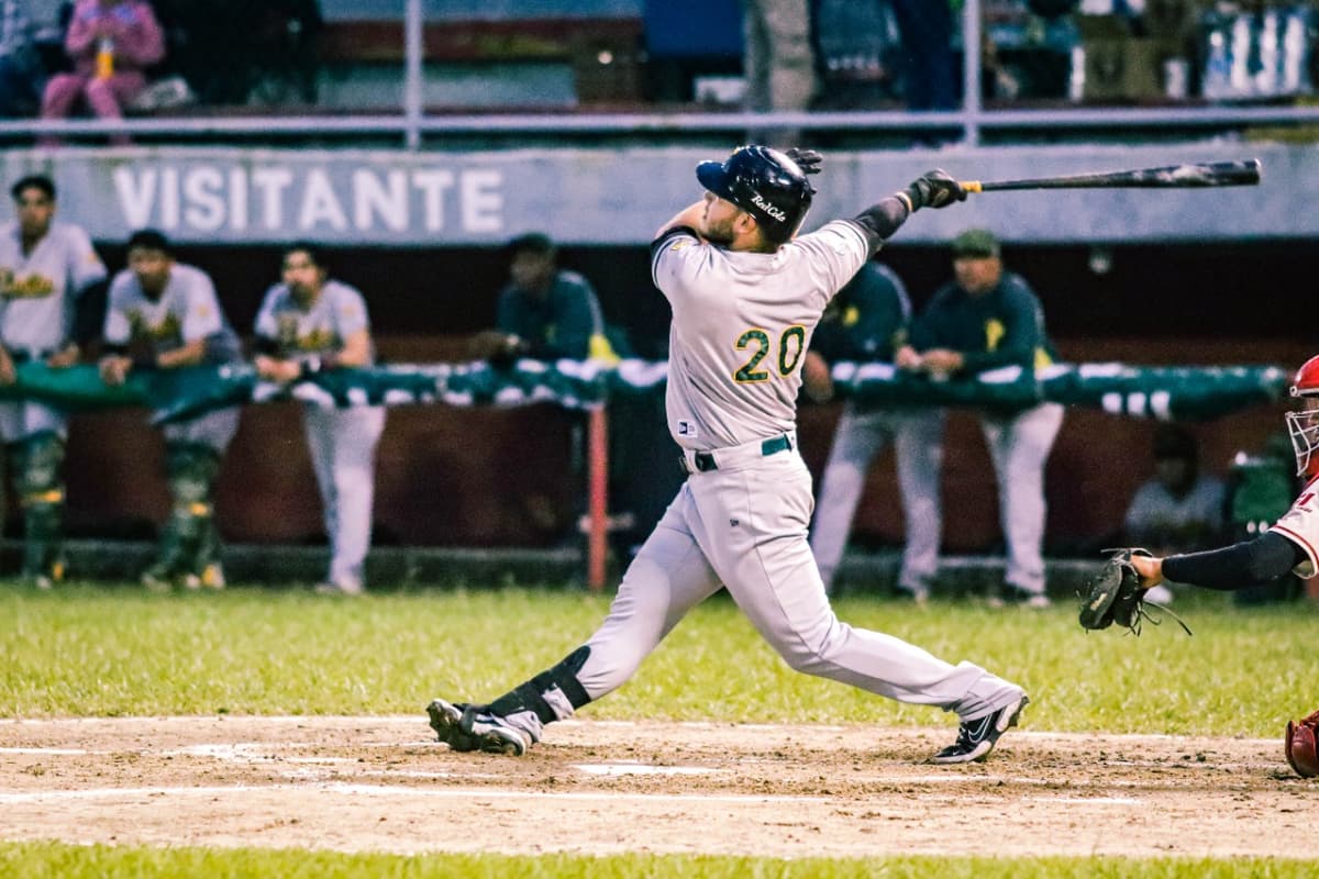 Pericos ataca en la cuarta y se lleva el triunfo del Jara Corona