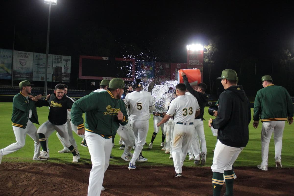 Luis Medina de Pericos se viste de héroe