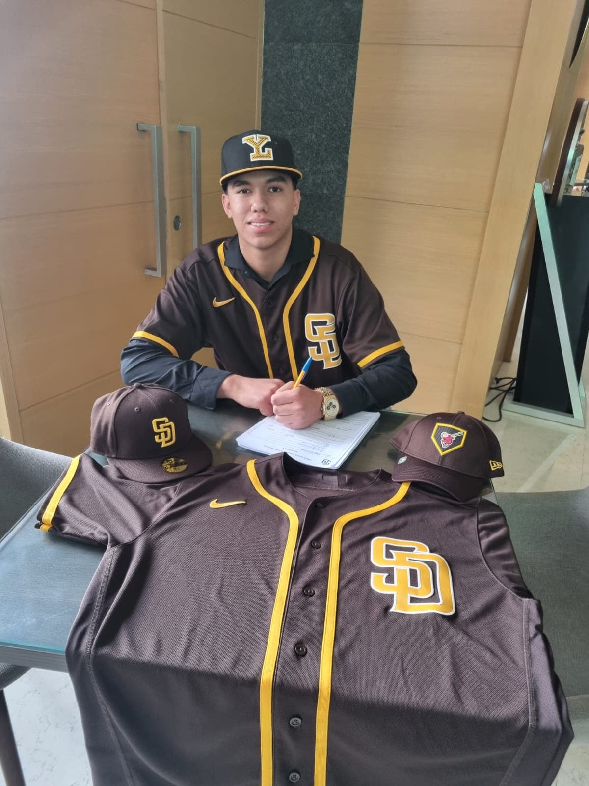 Prospecto melenudo se va a San Diego
