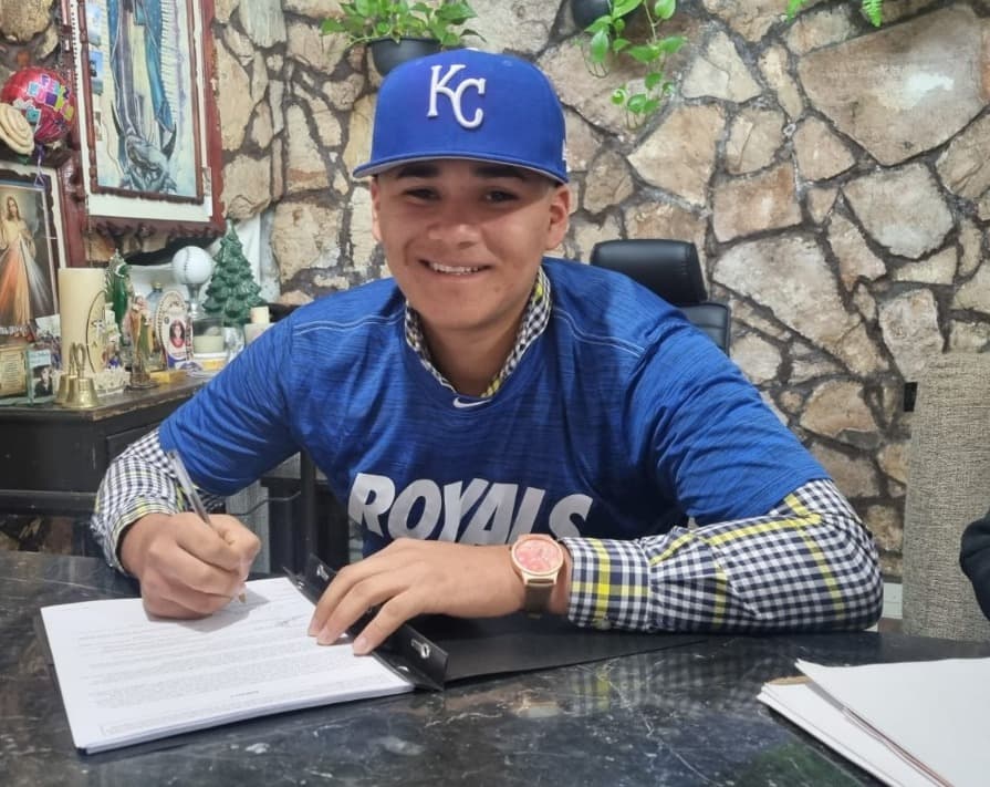 Joya melenuda firma con Kansas City