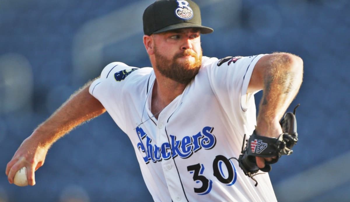 Braden Webb se viste de guinda