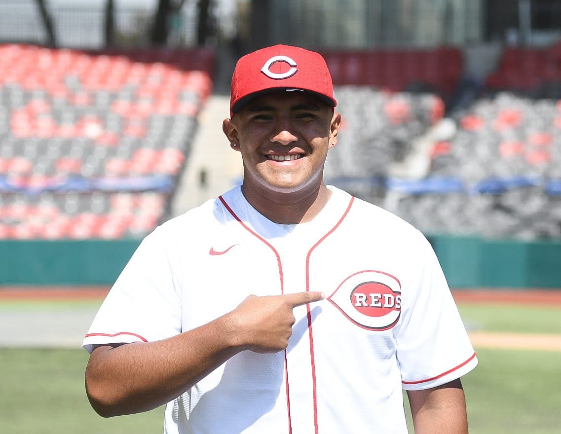 Yael Romero firma con los Rojos de Cincinnati