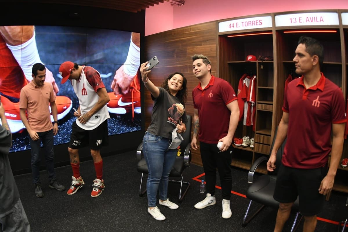 Aficionados escarlatas reciben sorpresa en el Museo Diablos