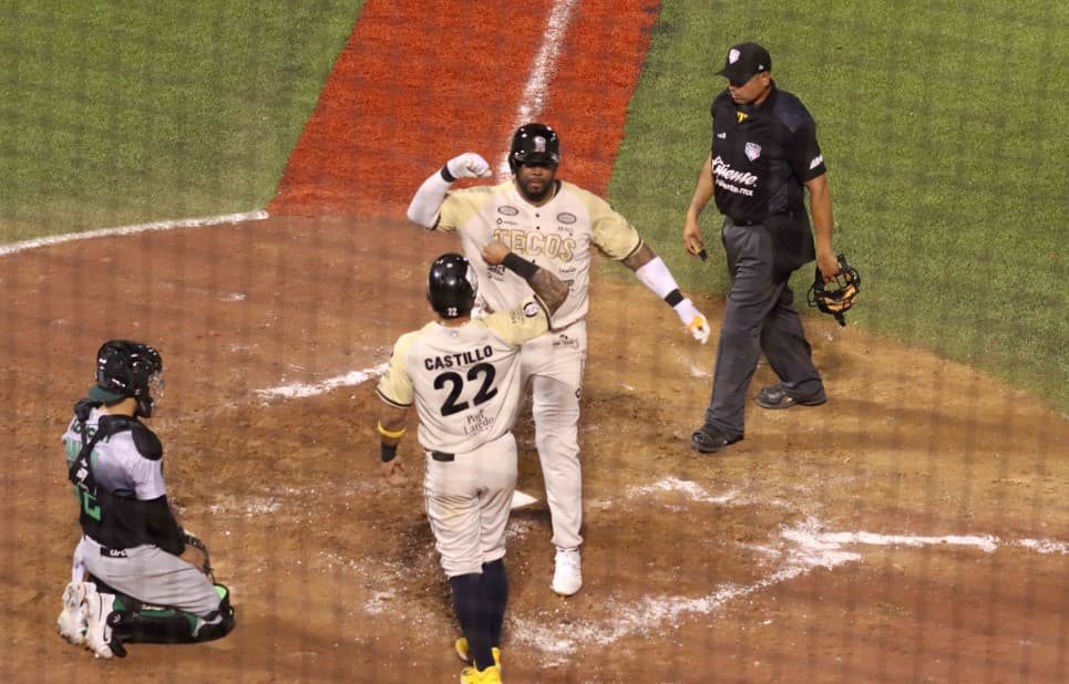Con pirotecnia los Dos Laredos ganan primer juego de la temporada