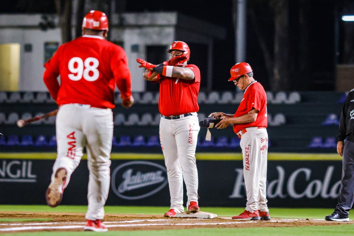 El Águila vence con batazos a Toros