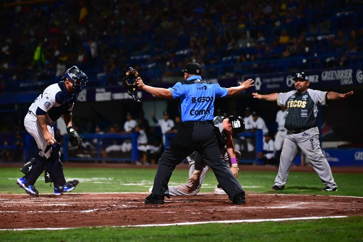 Kevin McCarthy luce en la loma del estadio Monclova.