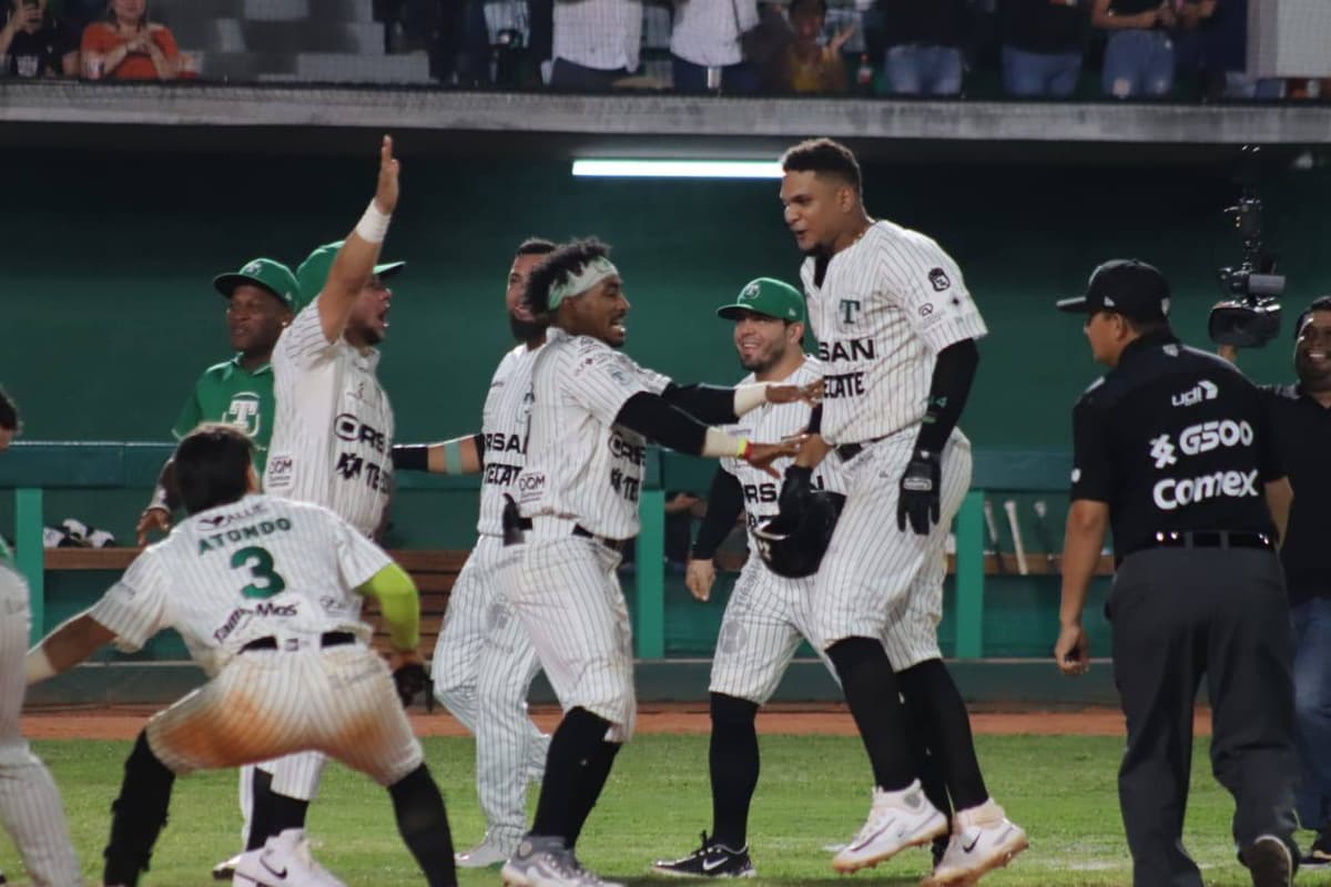 Dos jonrones de Ramón Hernández y los chocos ganan la serie completa