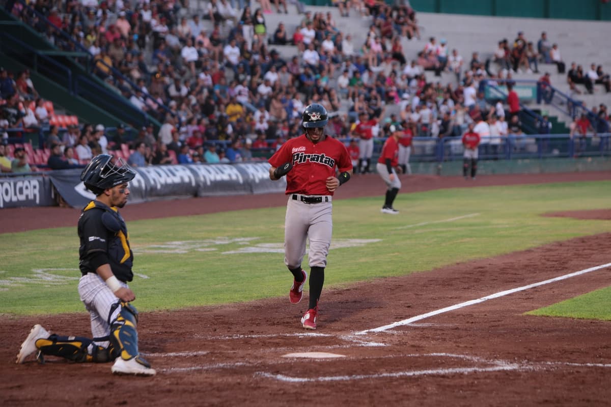 Los Piratas evitan irse con las manos vacías