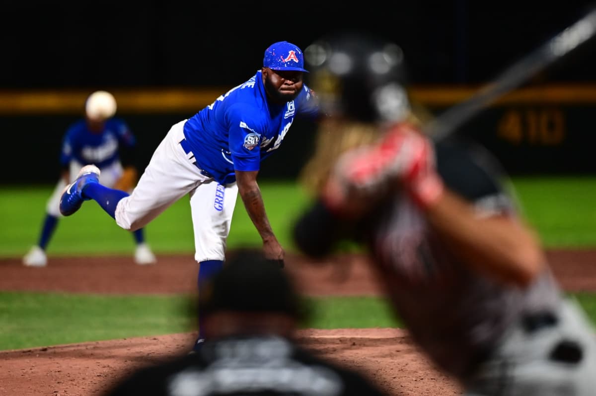 Acereros se adelanta en emocionante duelo de bateo.