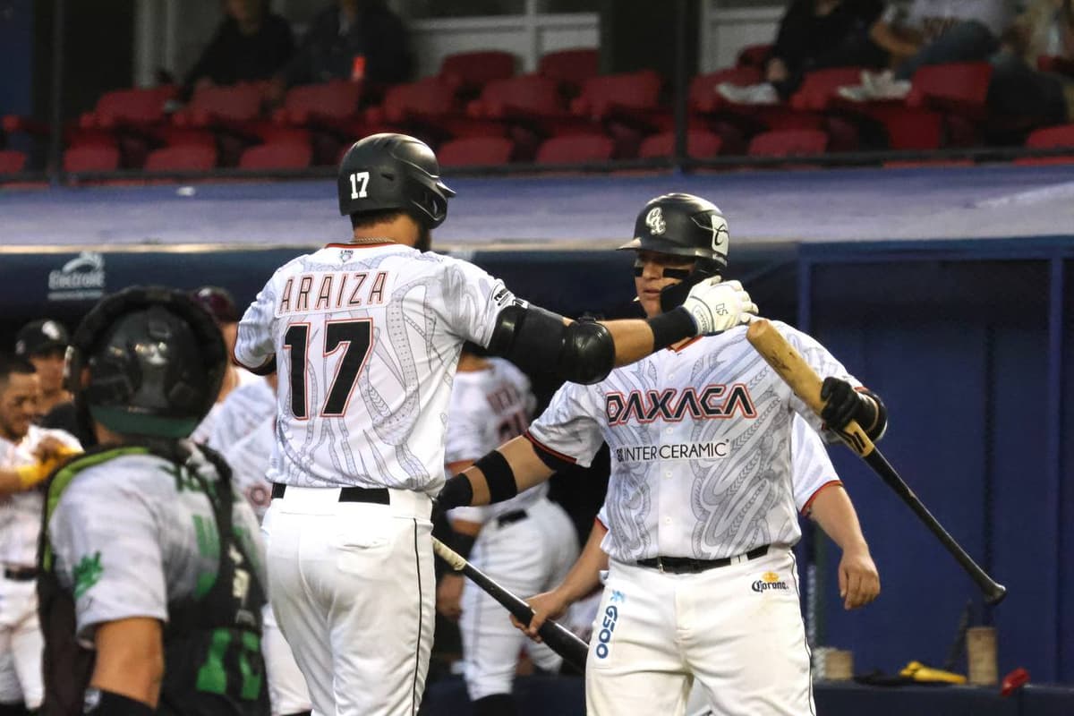 Martin y Araiza dan jonrones para emparejar compromiso