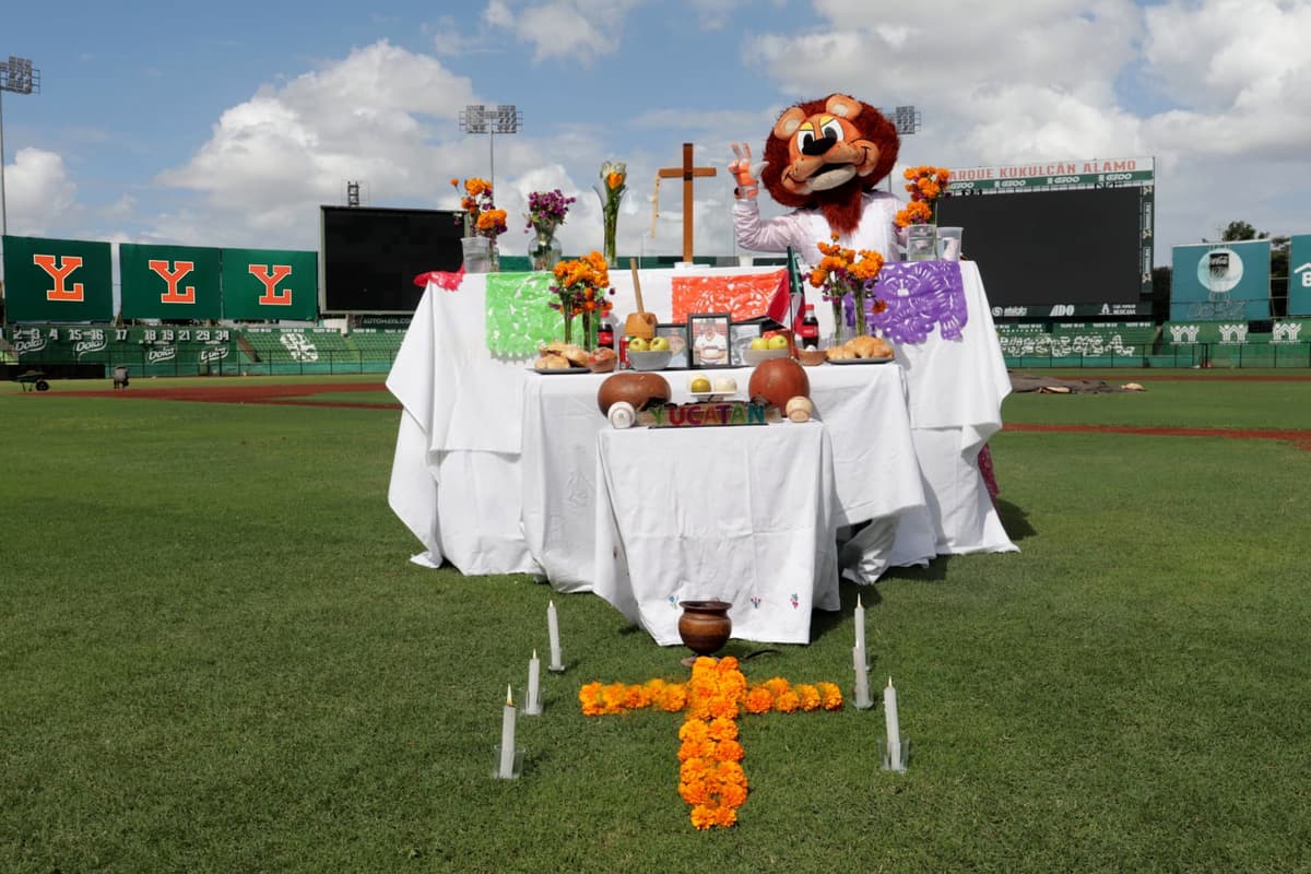 Leones conmemora el Hanal Pixan en el kukulcán