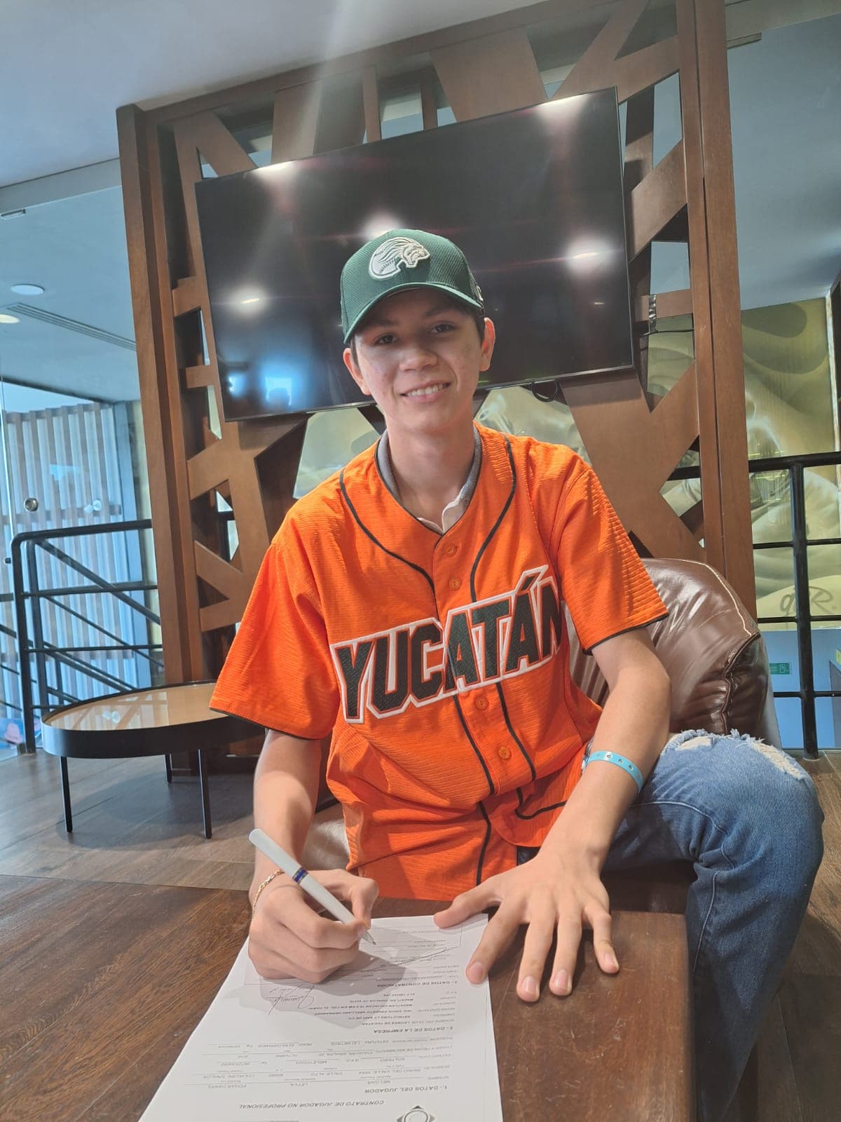 ¡La academia de los Leones, firma a joven prospecto de Culiacán!