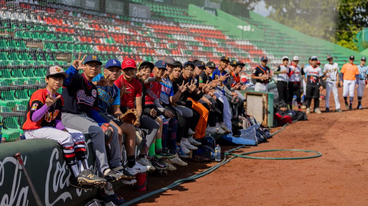 Jovenes pitchers y catchers lucen en el día uno del tryout en la cueva
