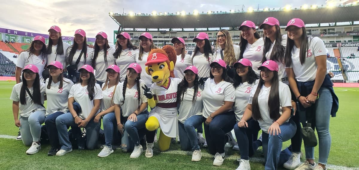 Bravas presentadas previo al juego del León