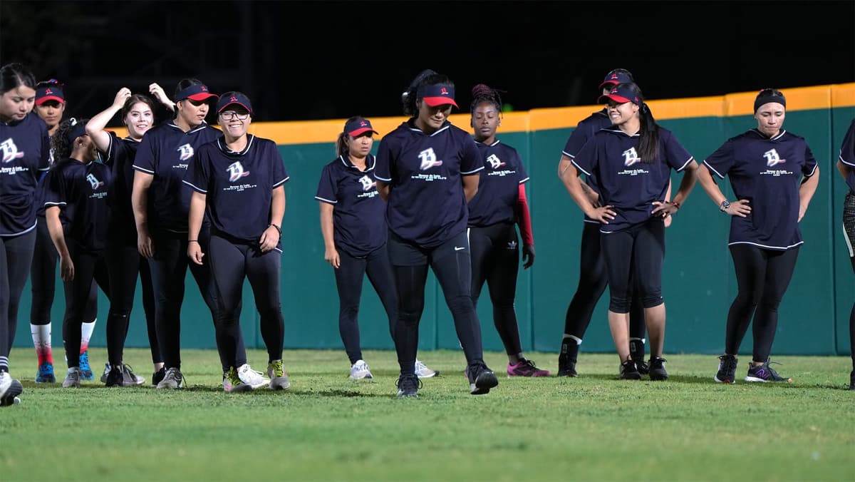 Jugadoras y cuerpo técnico de Bravas listas para la LMS