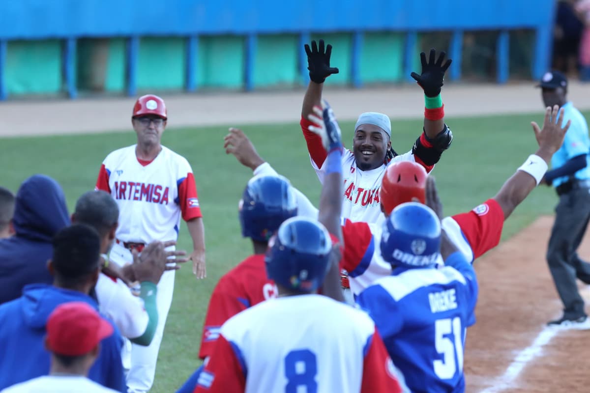Denis Peña le da triunfo a Cuba con jonrón en la última entrada