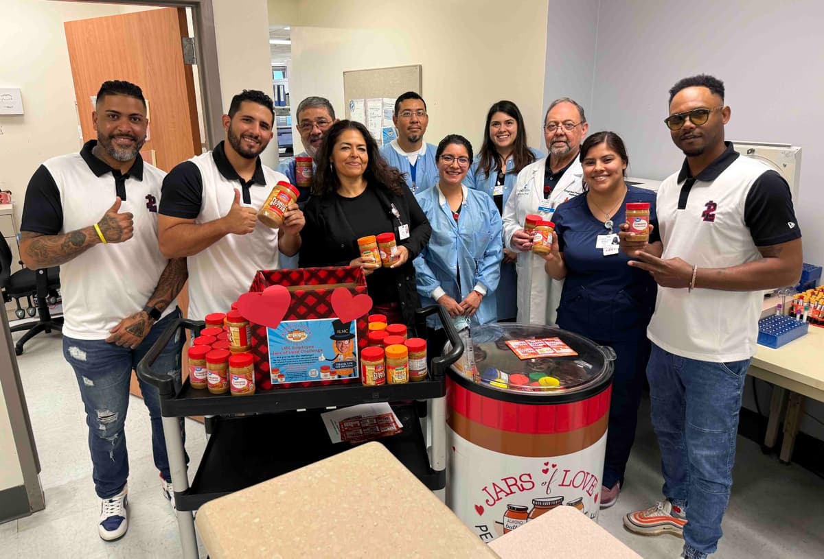Entrega Tecos donativo al South Texas Food Bank