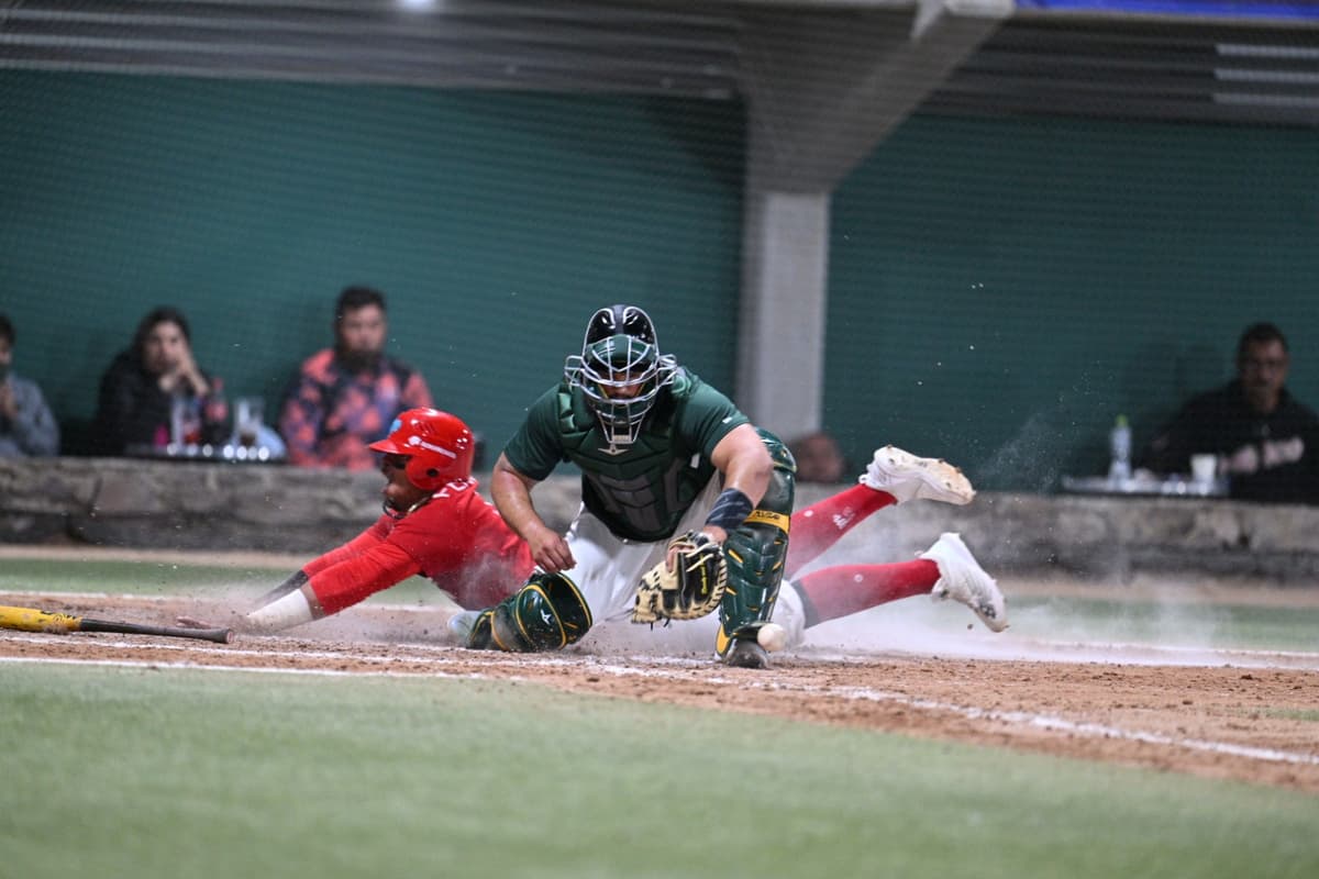 Pericos se lleva el tercer juego de la Baja Series