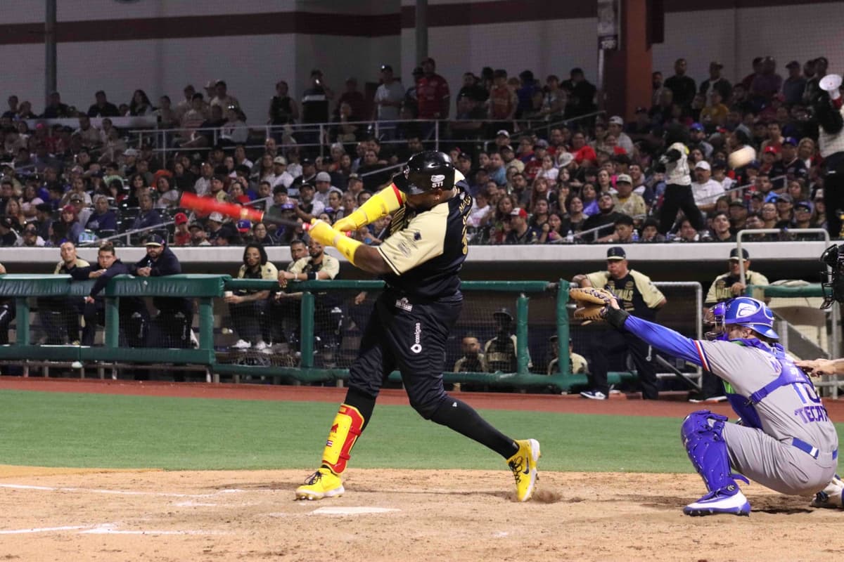 Kennys Vargas produce en la octava y Tecos se lleva primer juego de la temporada sobre Monclova