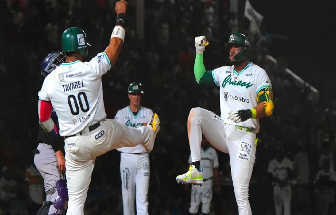 Jonrones de Alex Mejía impulsan triunfo de Bravos sobre Conspiradores