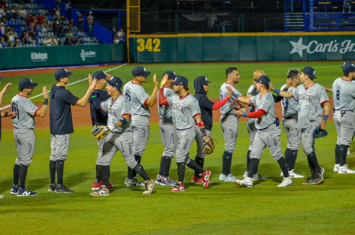 Con seis dobles matanzas y dos jonrones de Almonte ganan los Sultanes