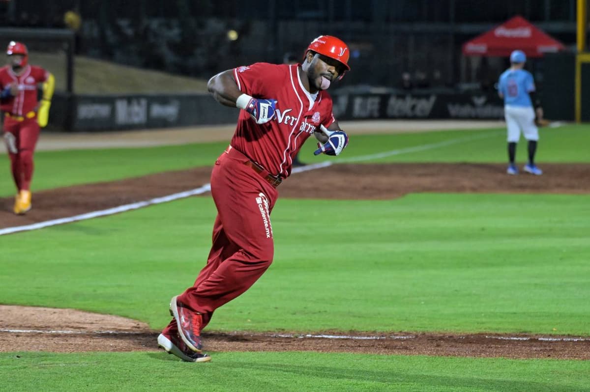 Puig y Reyes dan victoria a El Águila ante Tigres
