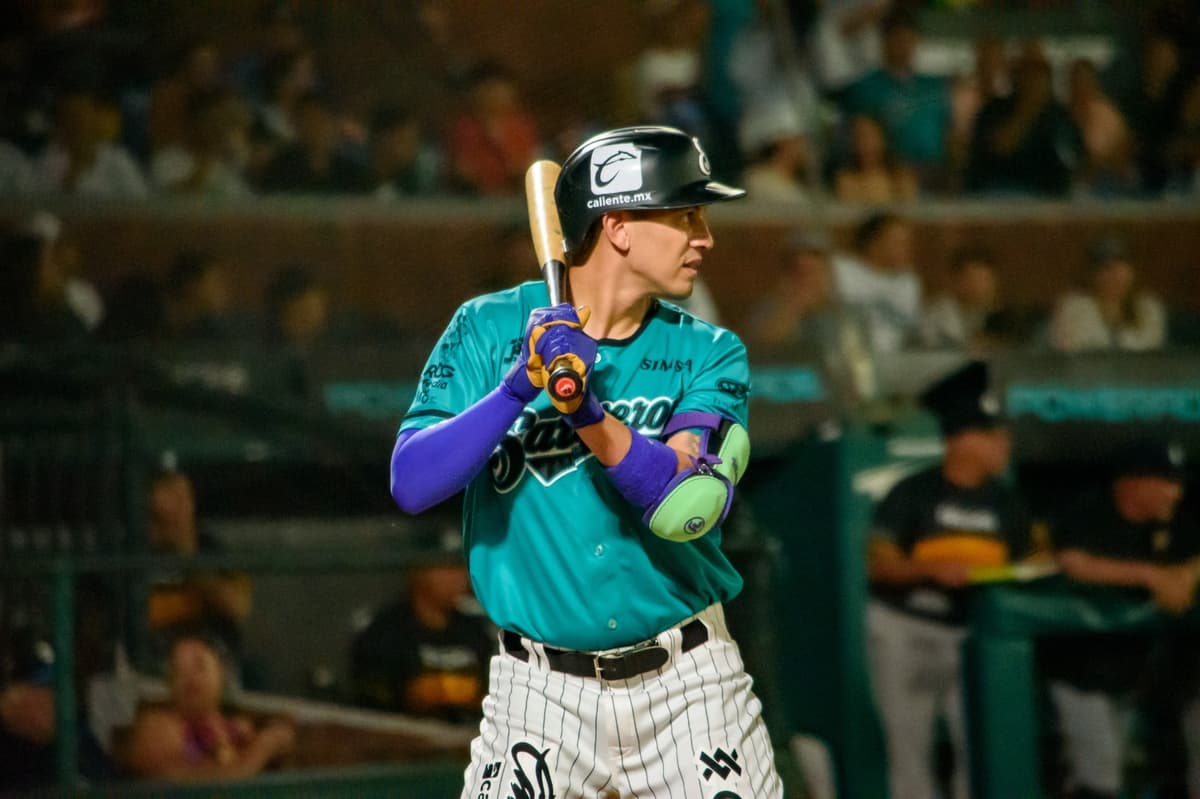 Liga Saraperos cuatro victorias al imponerse a los Rieleros 8-2 en el primero de la serie