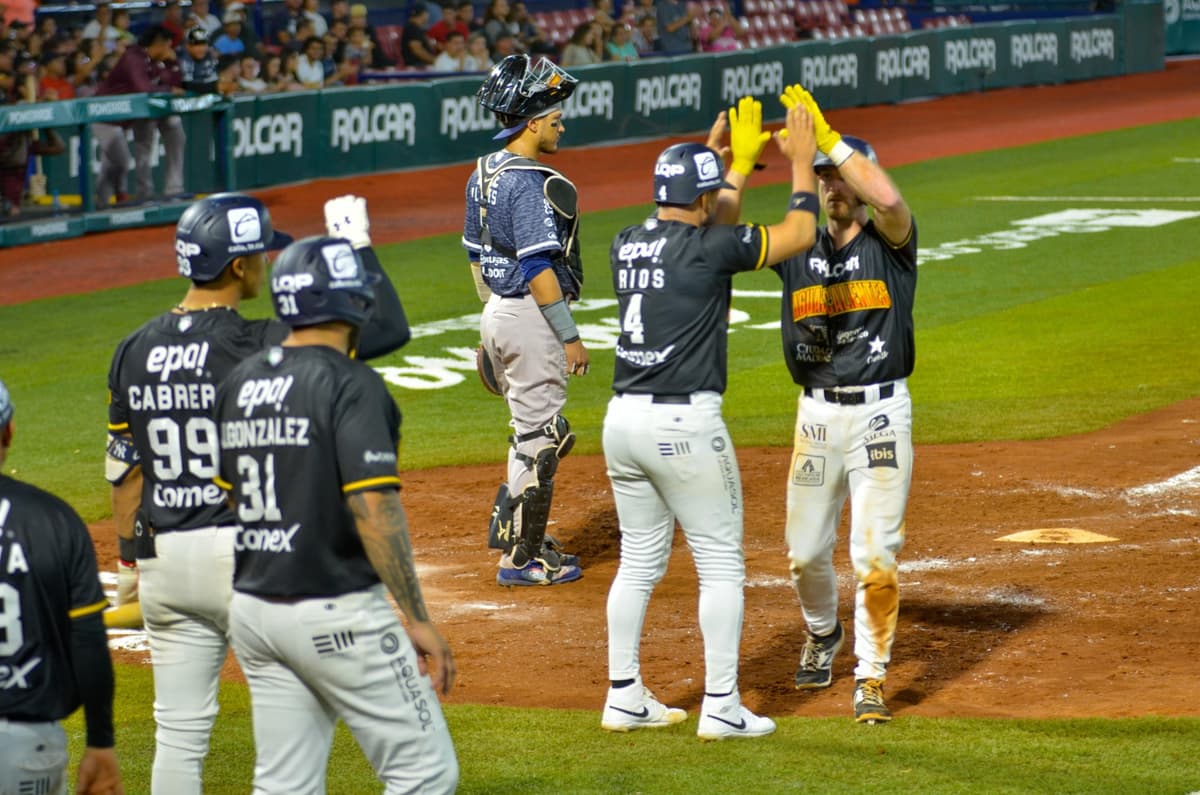 Con cuadrangulares de O’Conner y De León, Rieleros se queda con el primero de la serie ante Laguna