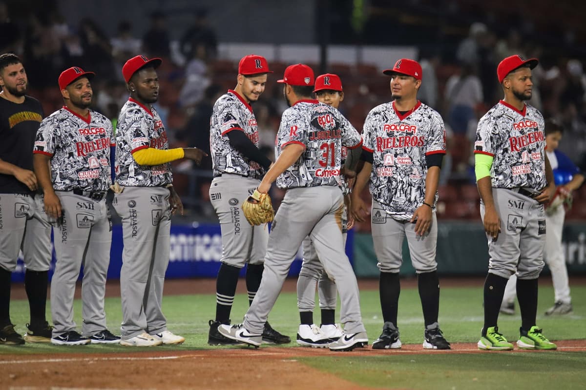 En extrainnings, Rieleros se lleva el primero ante Jalisco