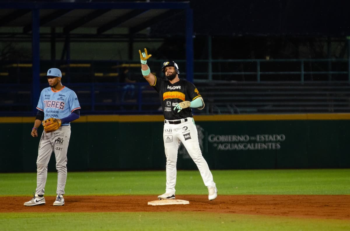 Con maderos explosivos Rieleros toma la ventaja en la serie contra Tigres