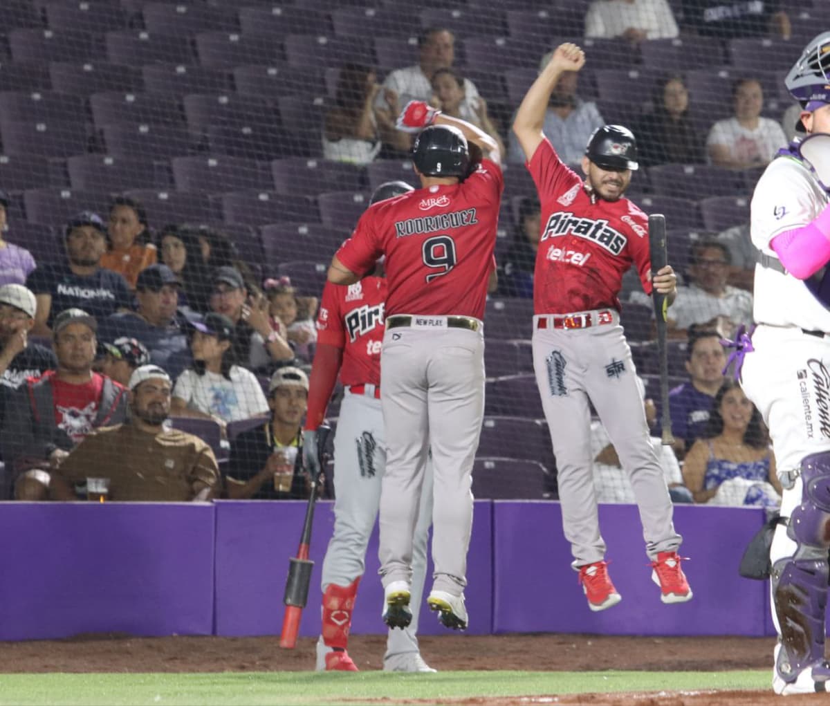 Alejandro Ortiz le da el triunfo a Piratas 4-3 sobre Conspiradores