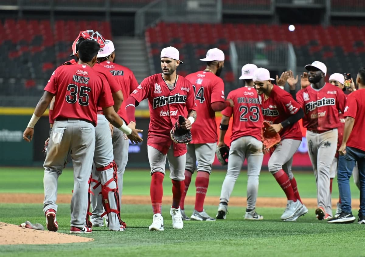 Piratas viene de atrás y gana el primero de la serie