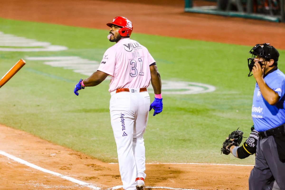 El Águila pinta de blanco a Pericos