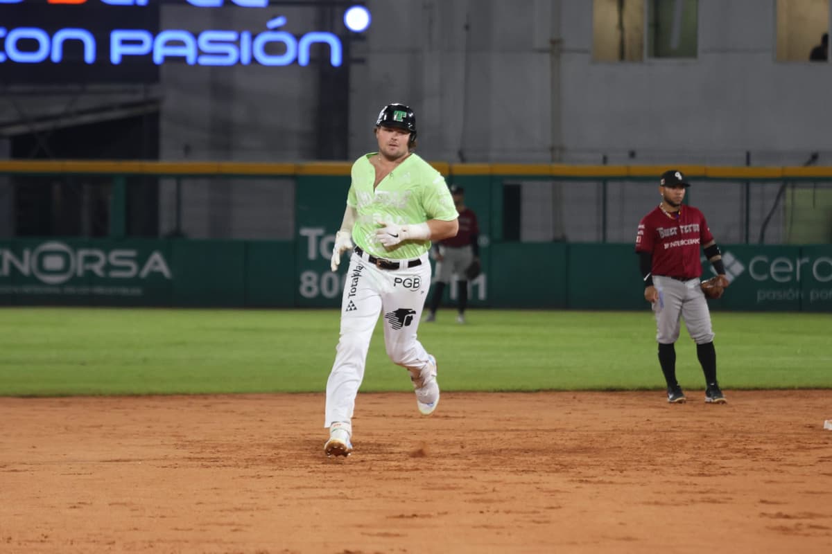 Luke Voit dio par de jonrones en triunfo agónico de Olmecas