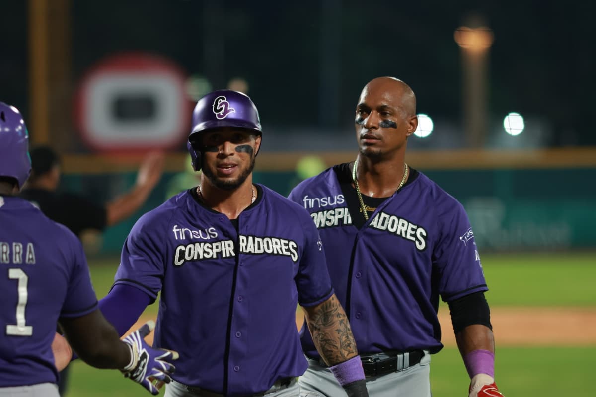 Conspiradores iguala serie en duelo pasado por lluvia