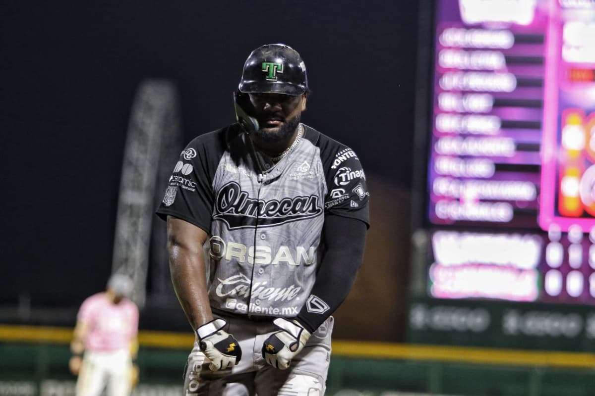 Explosivo agarrón ofensivo entre Olmecas y Leones en el primero de la serie