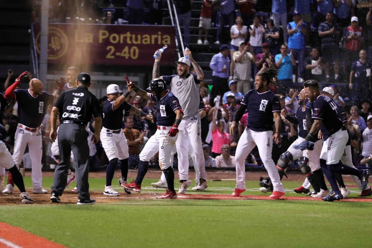 Serie completa para Tecos sobre  Sultanes en la celebración de fundación de Nuevo Laredo