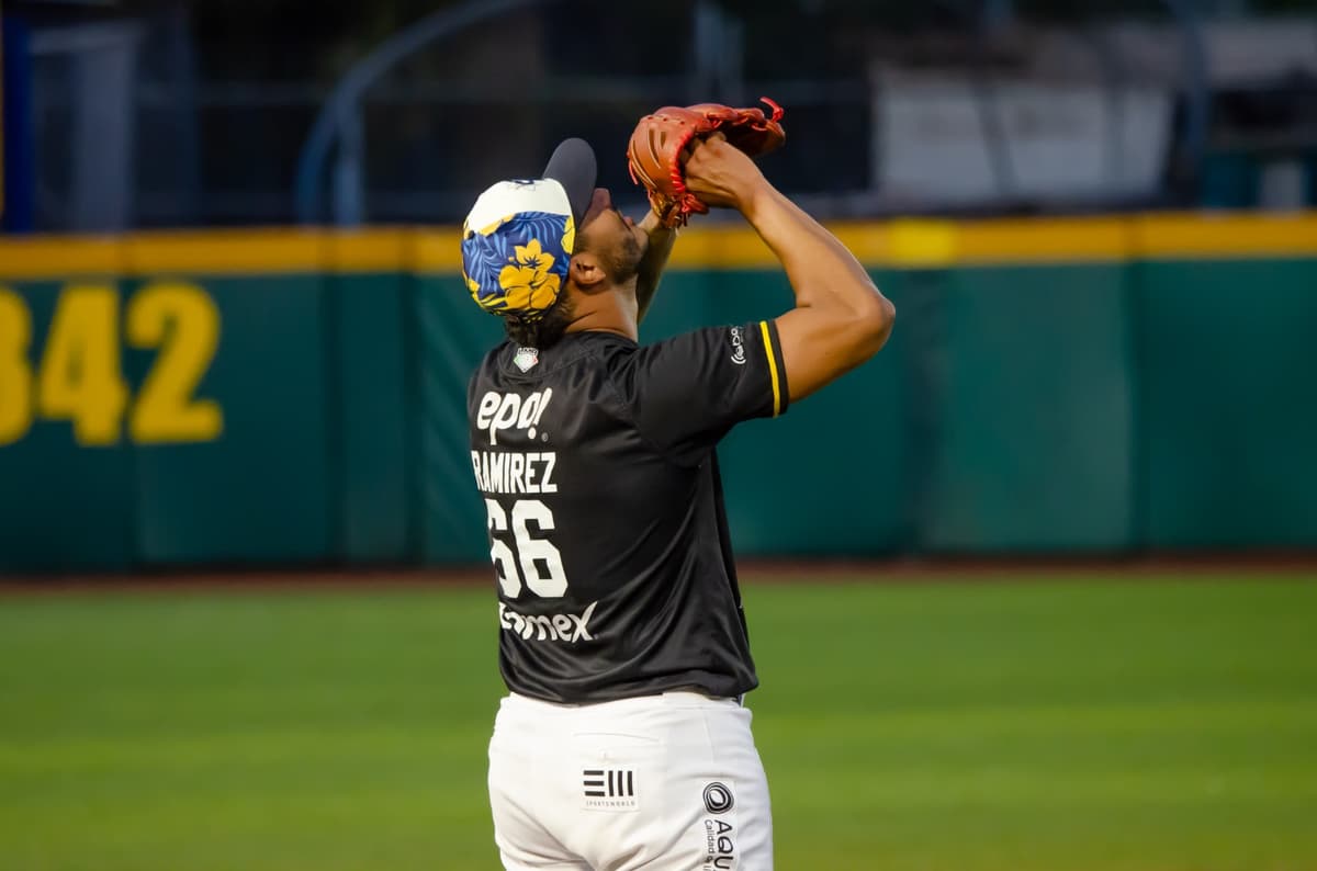 Rieleros rompe maleficio con gran pitcheo de JC Ramírez