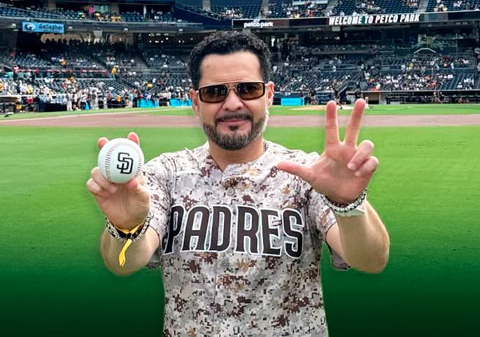 Juan José Arellano lanza la primera bola en juego de Grandes Ligas