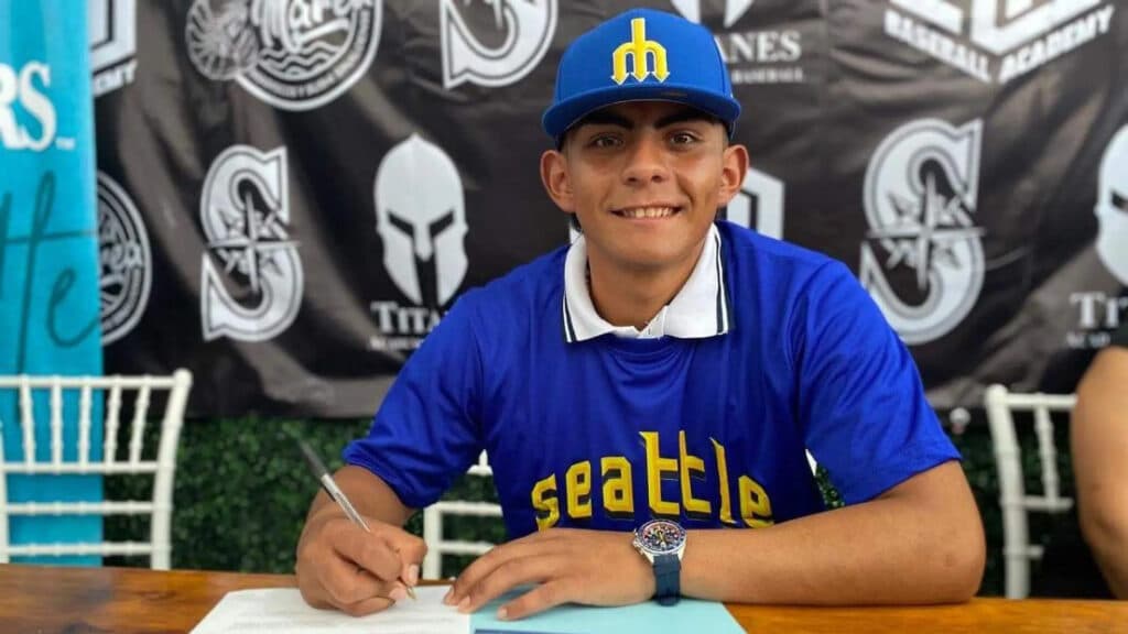 Firma Alan Carpinteiro con Seattle
