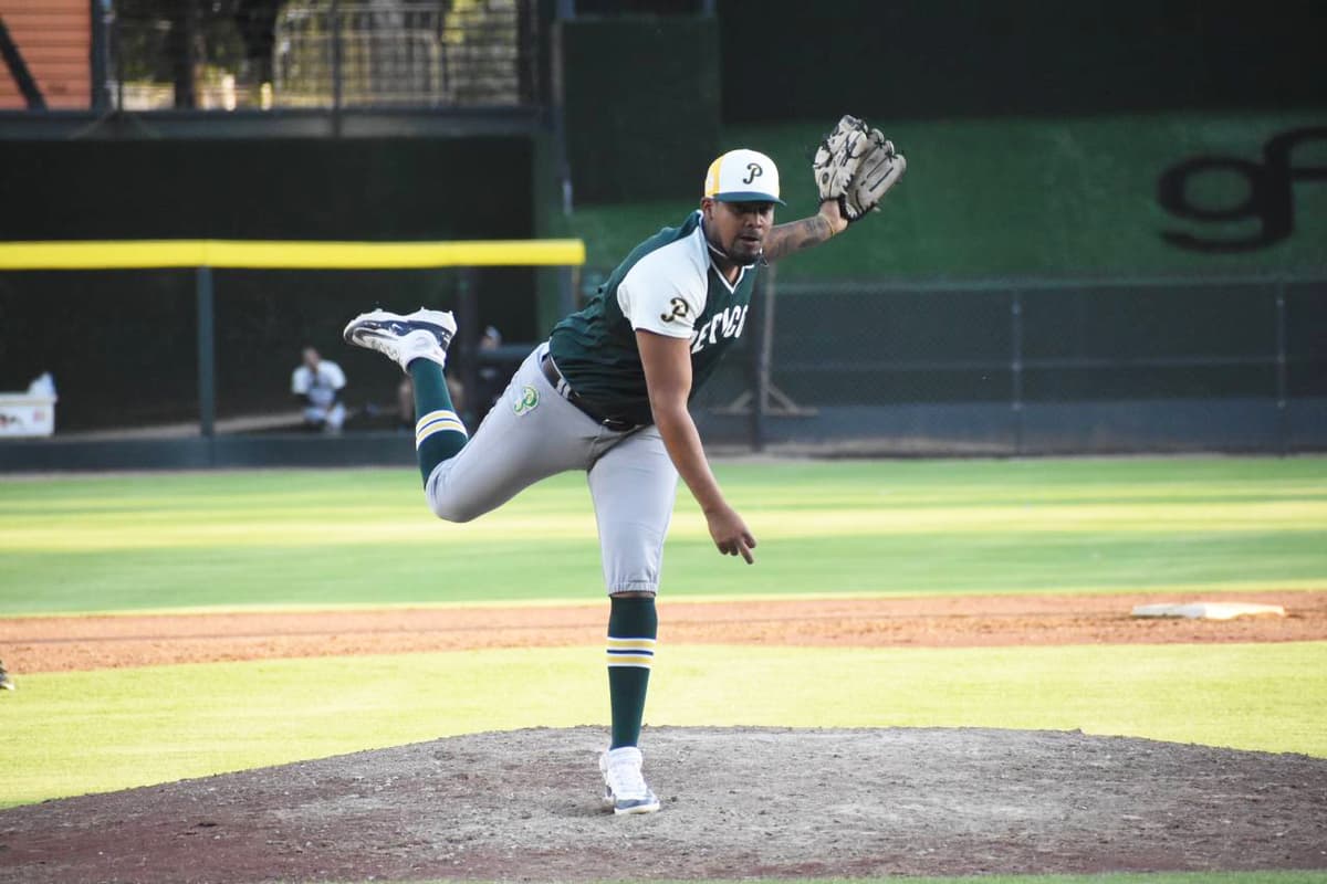 Pericos lucen en su primer juego de pretemporada en casa