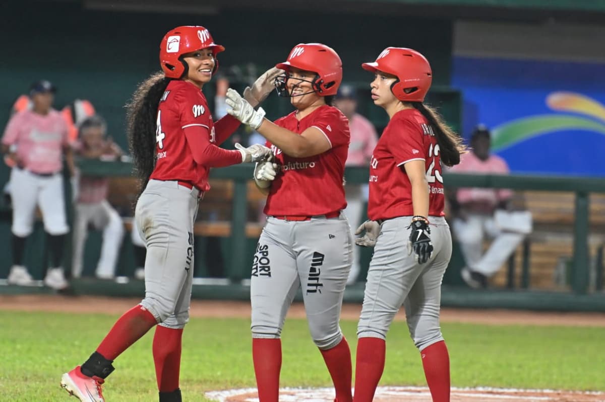 Las escarlatas pintan de rojo la noche