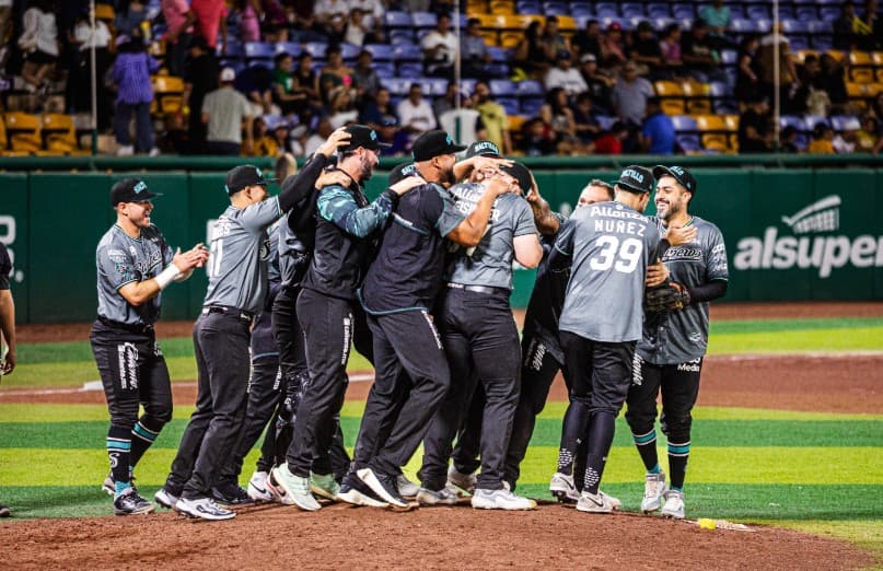 Cinco lanzadores de los Saraperos de Saltillo se combinaron para lanzar un doble cero el sábado 26 de abril de 2025 ante los Dorados de Chihuahua en el Estadio Monumental