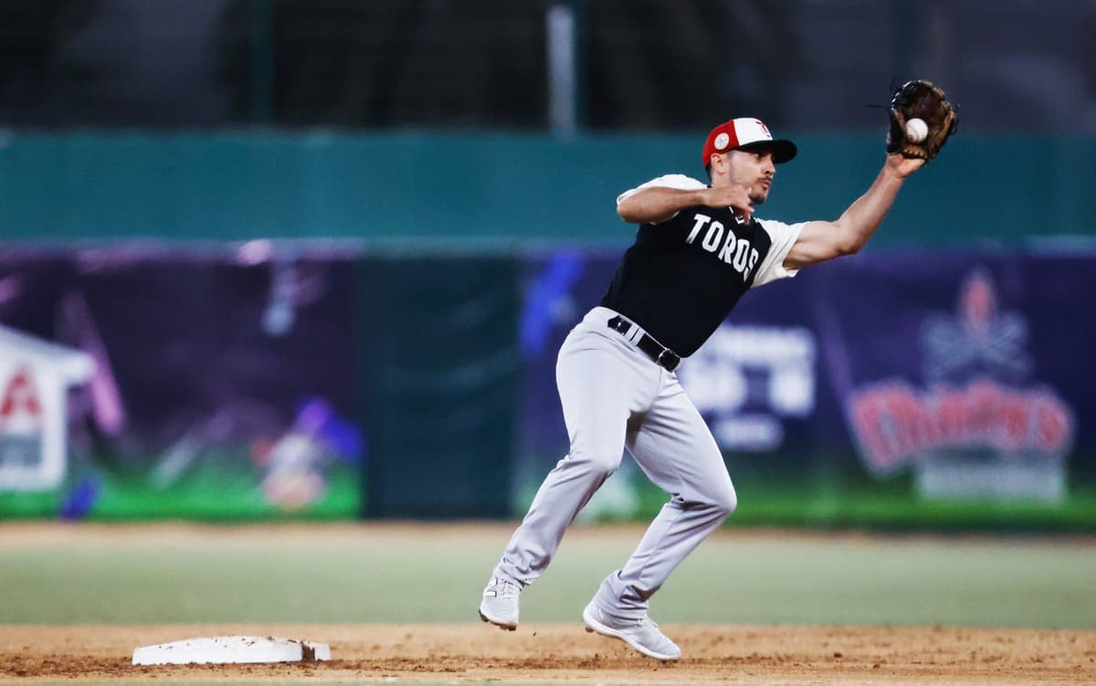Toros vencen a Bravos en la Baja Series