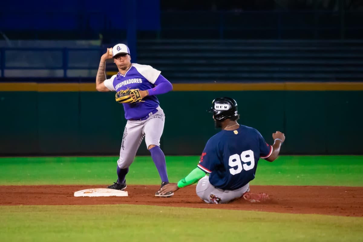 Conspiradores se lleva el triunfo ante Rieleros