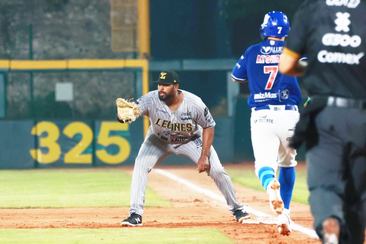 Noche jonronera de Leones en el Centenario
